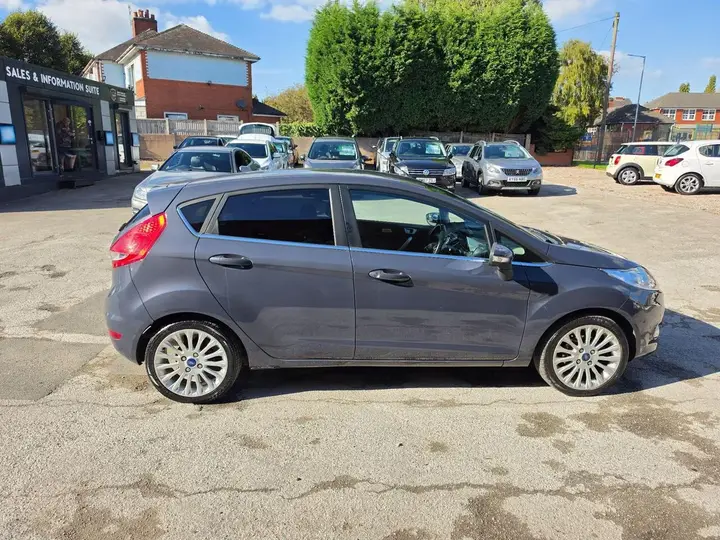 Ford Fiesta 2011 photo 2