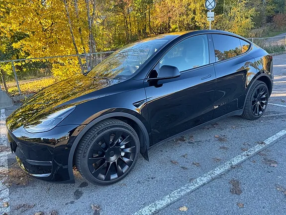 Tesla Model Y 2023 photo 2