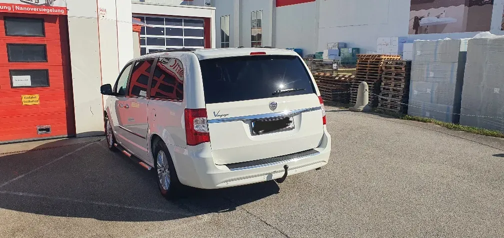 Lancia Voyager 2012 photo 3