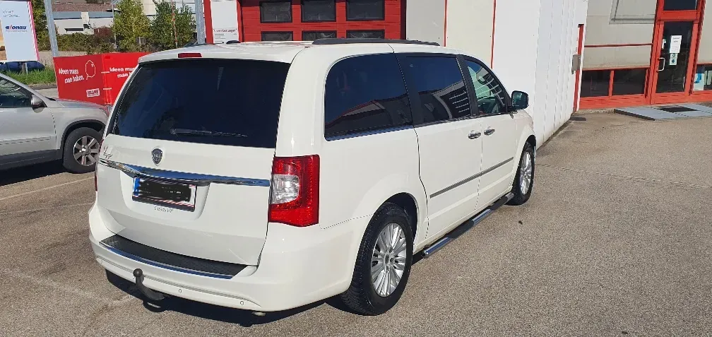 Lancia Voyager 2012 photo 2