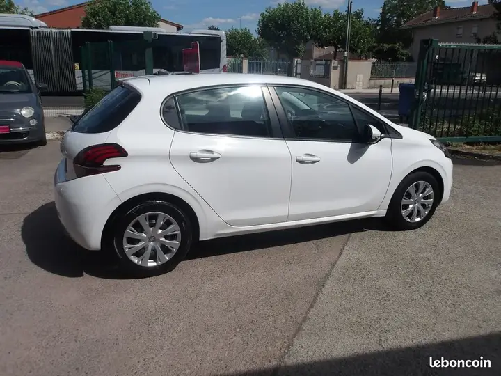 Peugeot 208 2018 photo 5