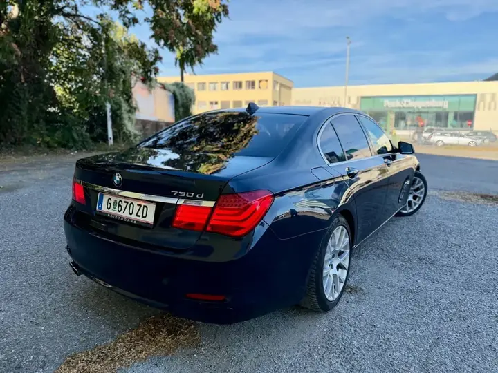 BMW 7 Series 2010 photo 2