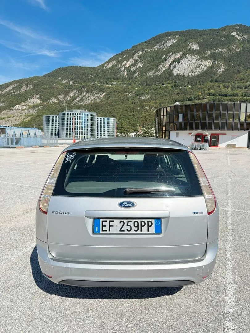 Ford Focus 2010 photo 2