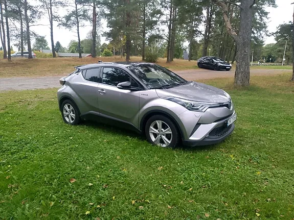 Toyota C-Hr 2019 photo 2
