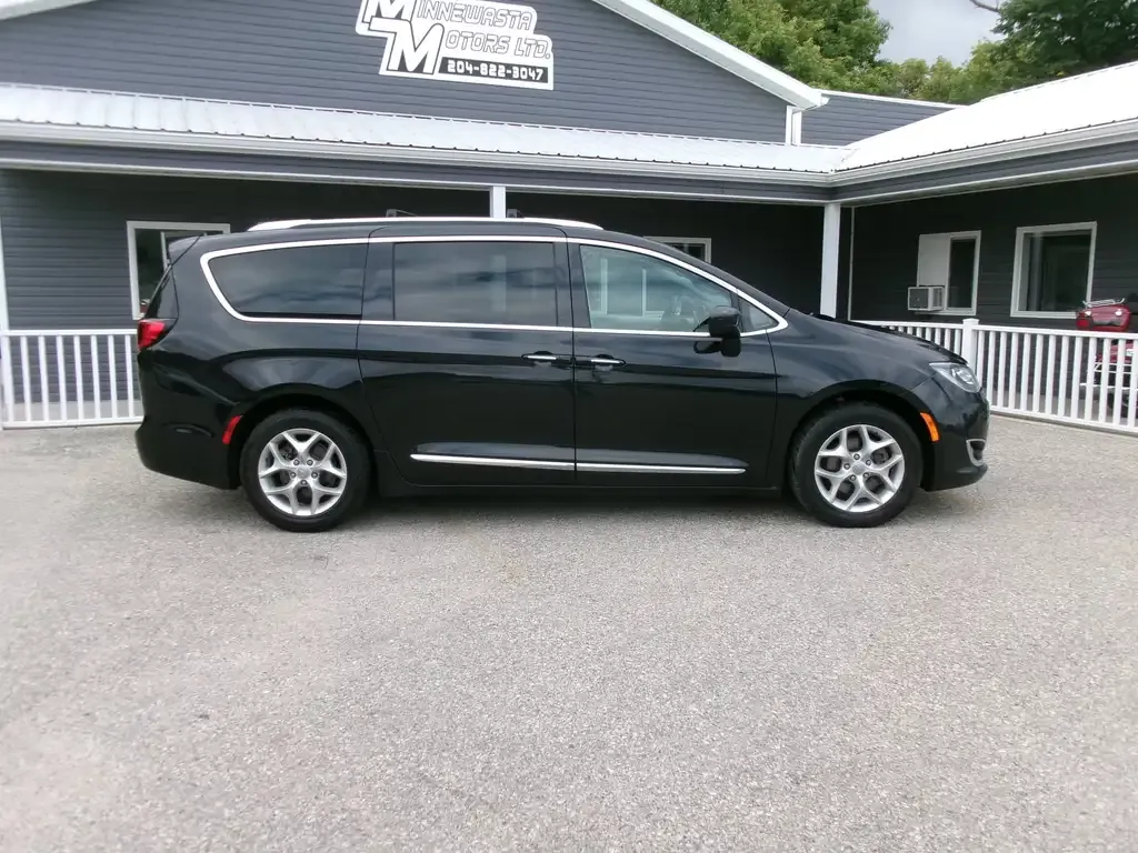 Chrysler Pacifica 2018 photo 2