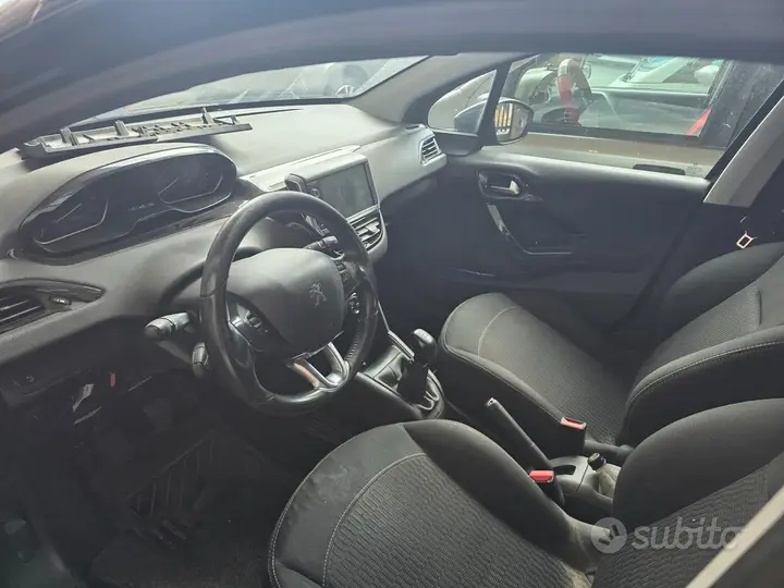 Peugeot 208 2018 photo 3