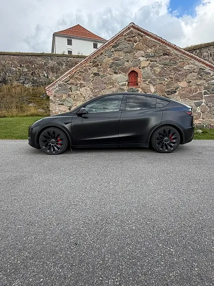 Tesla Model Y 2023 photo 2