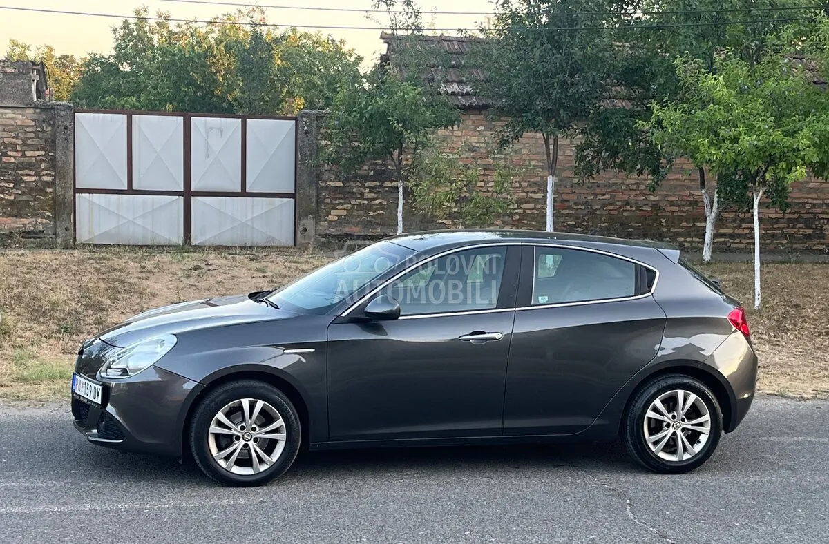 Alfa Romeo Giulietta 2010 photo 2