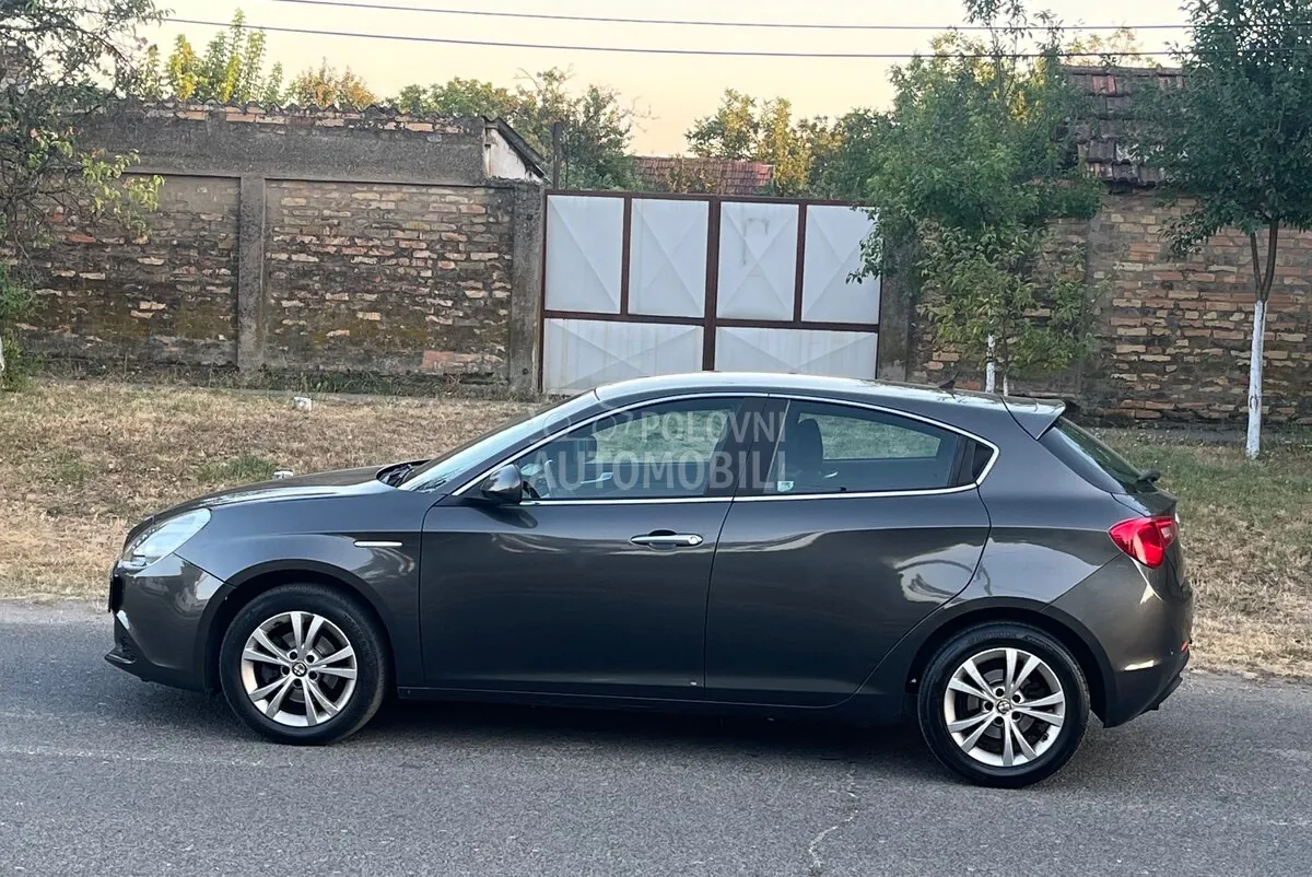 Alfa Romeo Giulietta 2010 photo 3