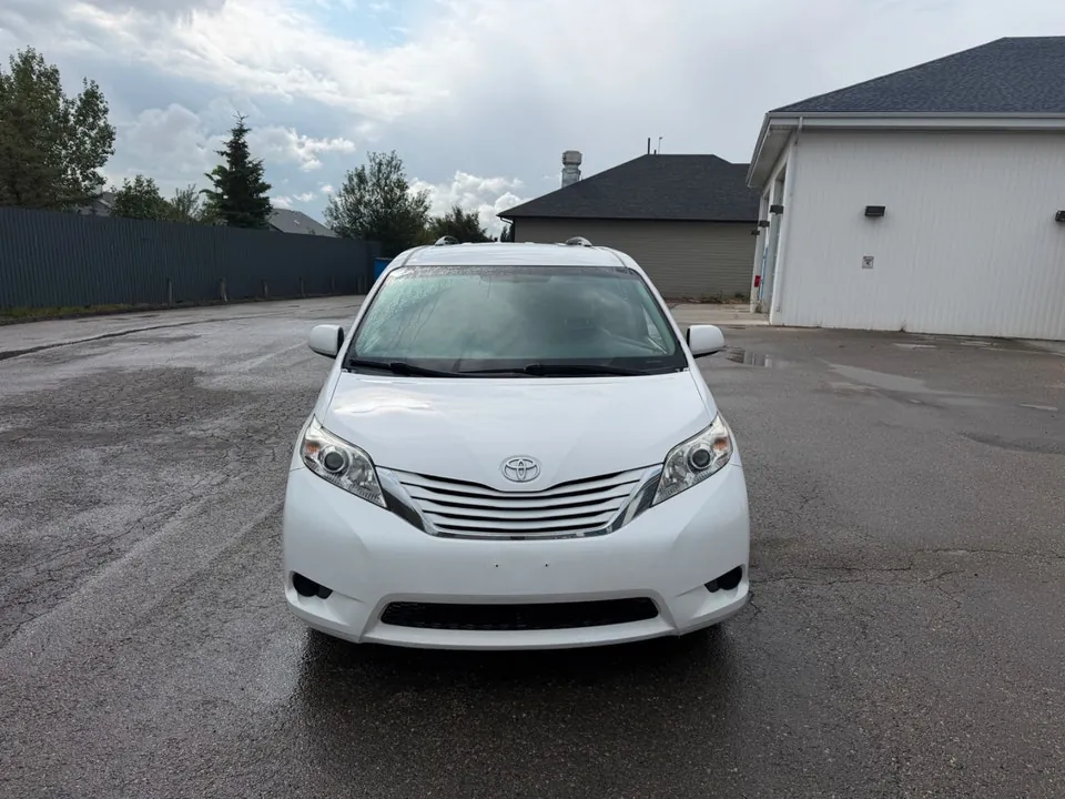 Toyota Sienna 2015 photo 3