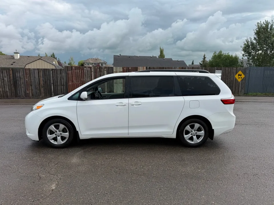 Toyota Sienna 2015 photo 2