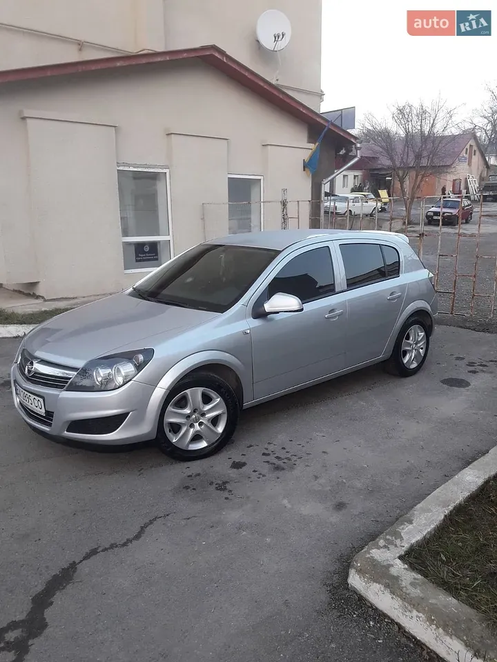 Opel Astra 2011 photo 2