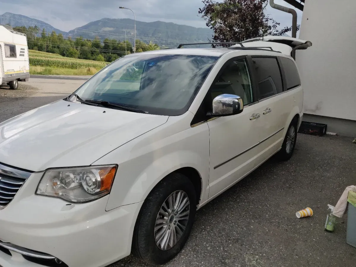 Lancia Voyager 2012 photo 3
