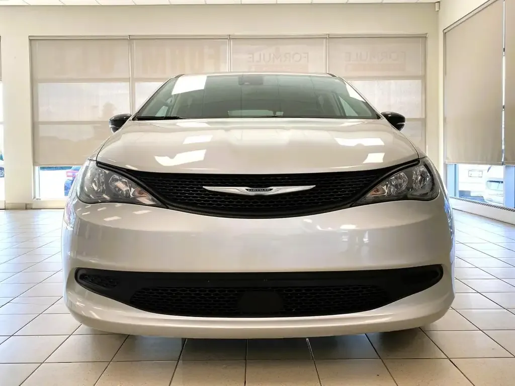 Chrysler Grand Caravan 2024 photo 2