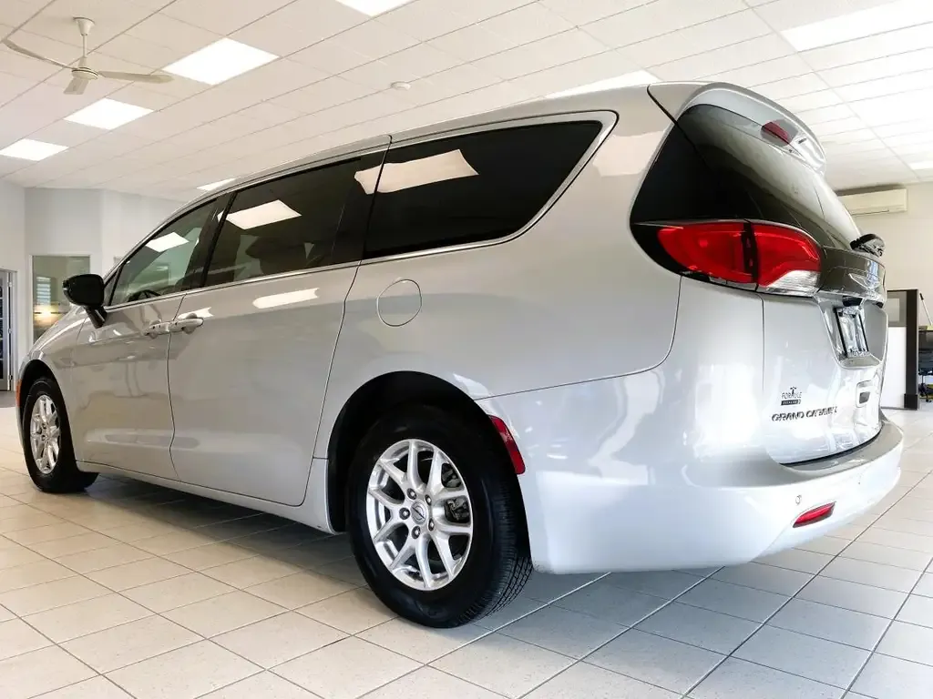 Chrysler Grand Caravan 2024 photo 4