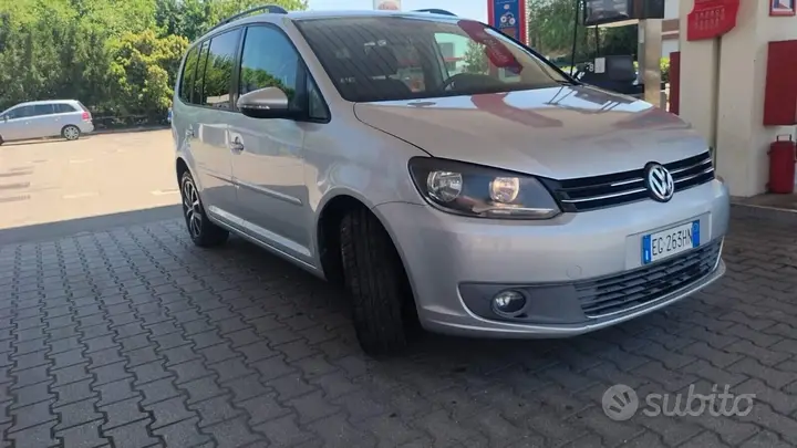 Volkswagen Touran 2011 photo 2