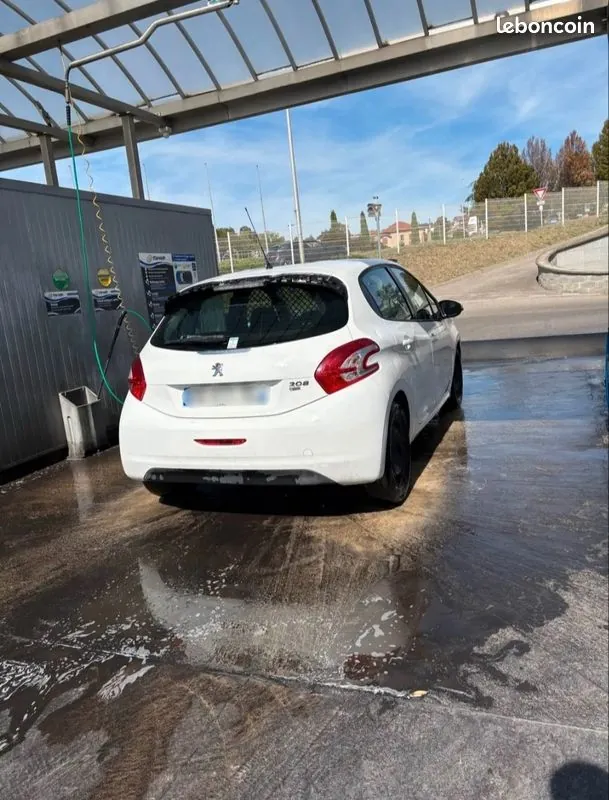 Peugeot 208 2015 photo 2