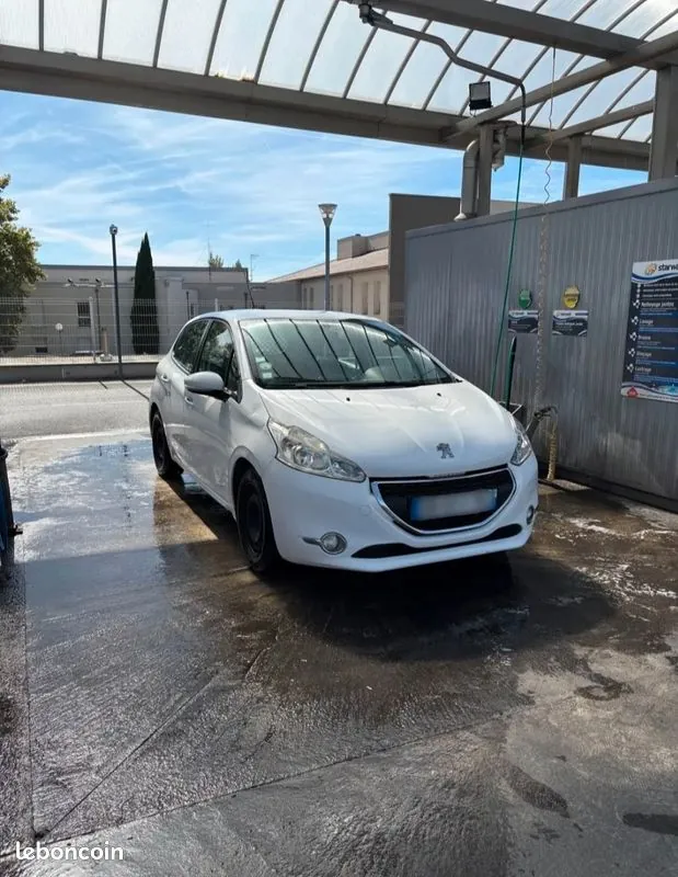 Peugeot 208 2015 photo 3