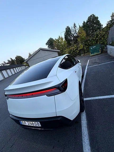Tesla Model Y 2025 photo 2