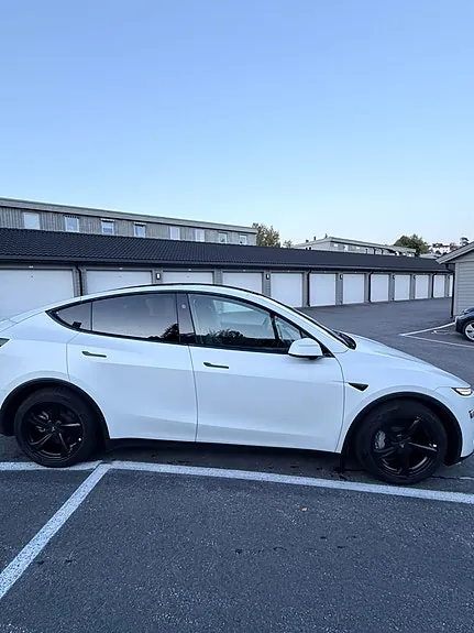 Tesla Model Y 2025 photo 3