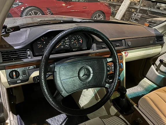 Mercedes-Benz 300 Ce 1990 photo 4