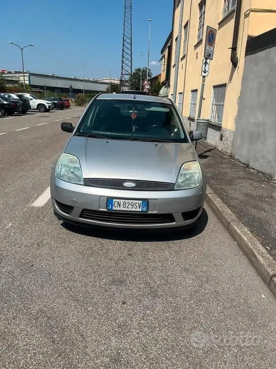 Ford Fiesta 2004 photo 2