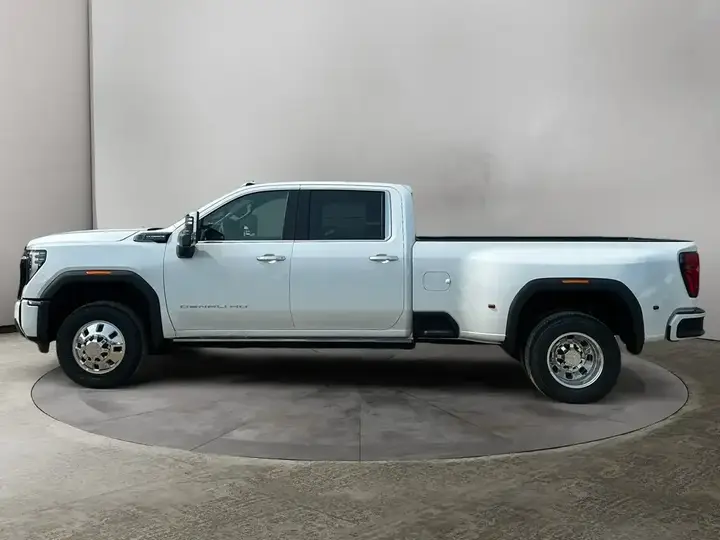 GMC Sierra 3500Hd 2026 photo 2