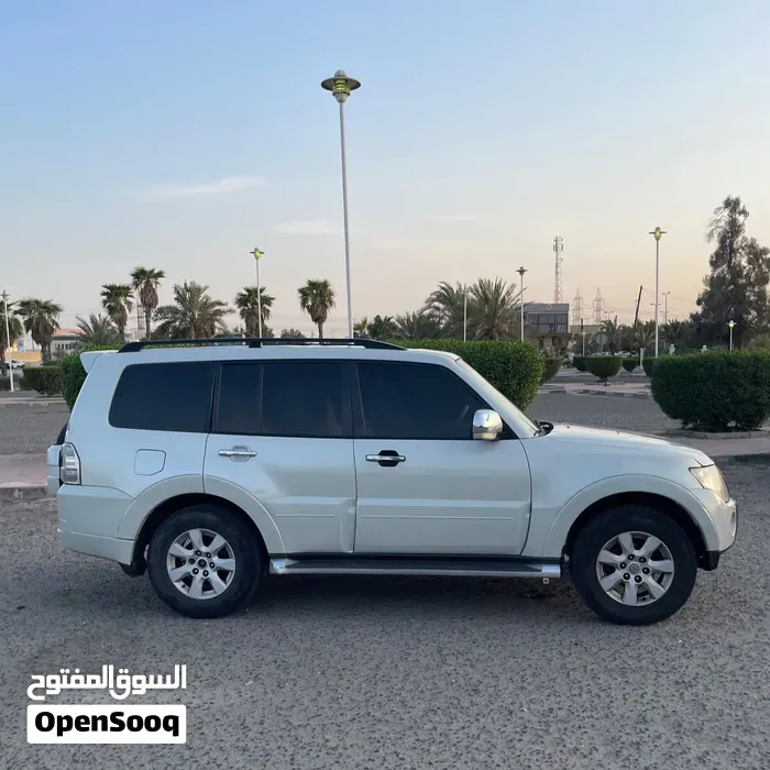 Mitsubishi Pajero 2011 photo 2