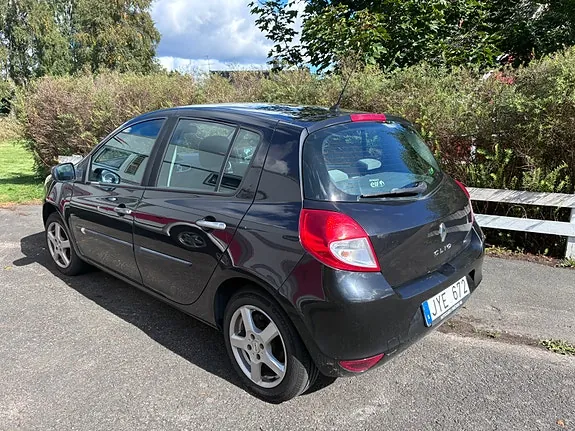 Renault Clio 2010 photo 2