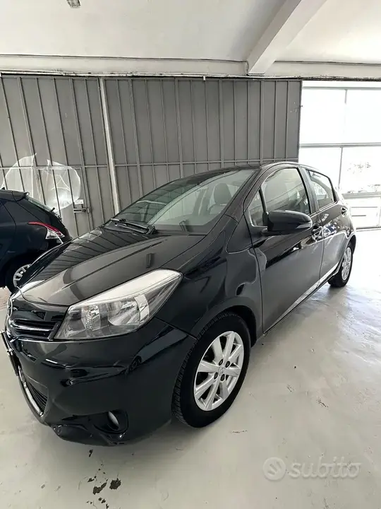 Toyota Yaris 2011 photo 2