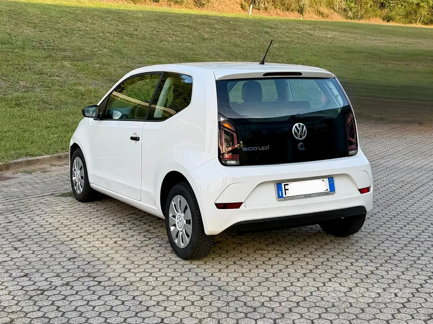 Volkswagen Up 2017 photo 2
