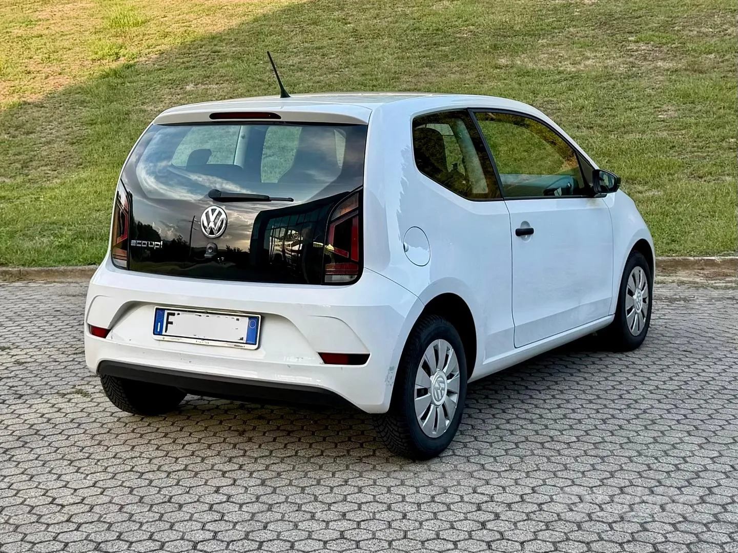 Volkswagen Up 2017 photo 3
