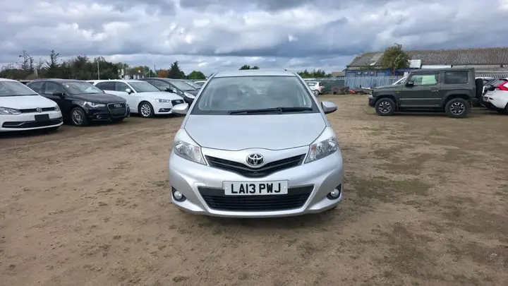Toyota Yaris 2013 photo 3