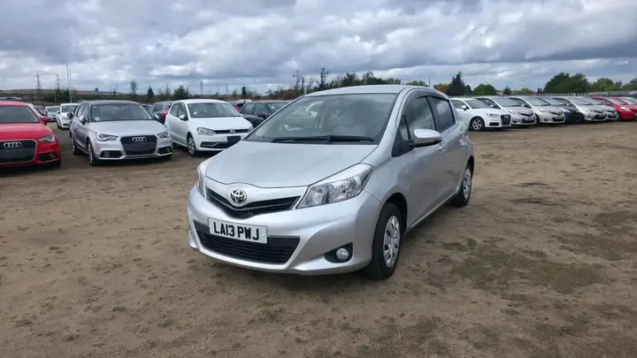 Toyota Yaris 2013 photo 4