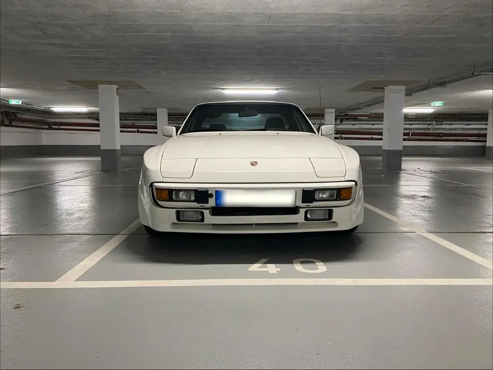 Porsche 944