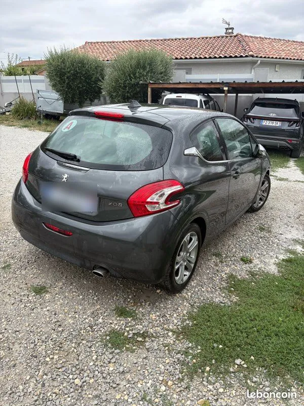 Peugeot 208 2013 photo 2