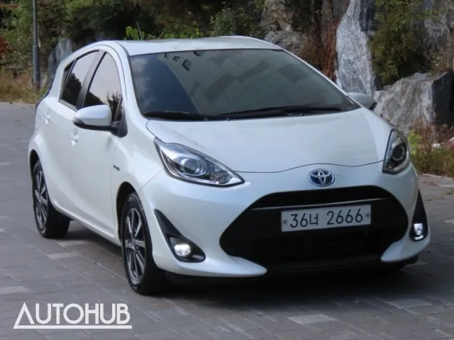 Toyota Prius C 2018 photo 2