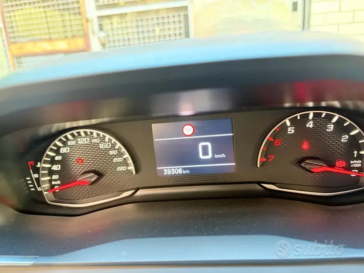 Peugeot 208 2024 photo 3