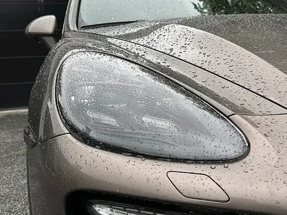Porsche Cayenne 2011 photo 2