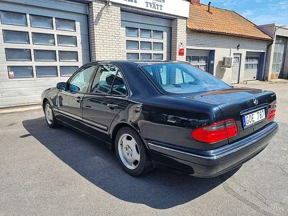 Mercedes-Benz E 320 2000 photo 2