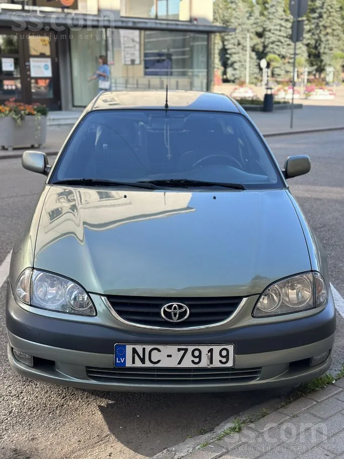 Toyota Avensis 2001 photo 2
