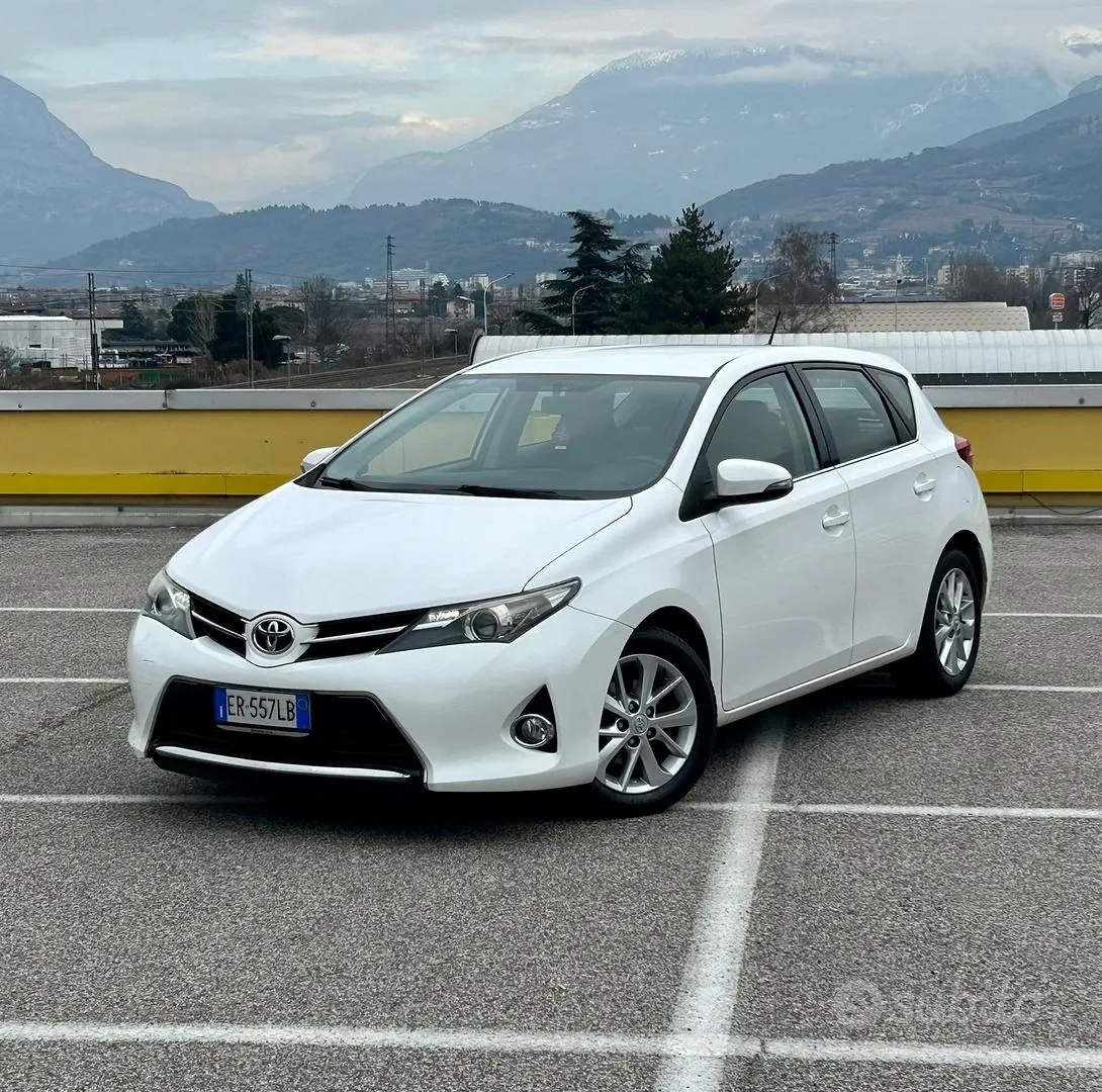 Toyota Auris 2013 photo 2