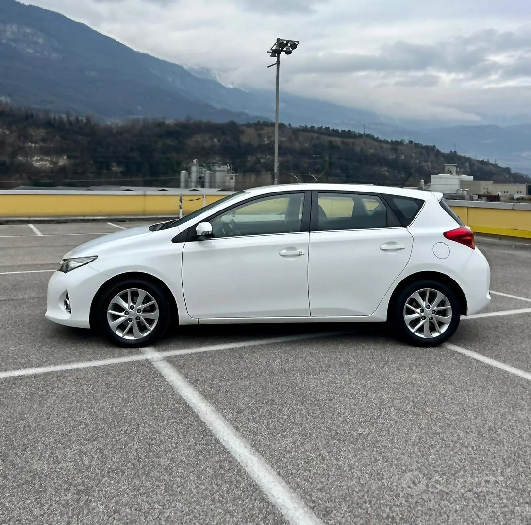 Toyota Auris 2013 photo 3