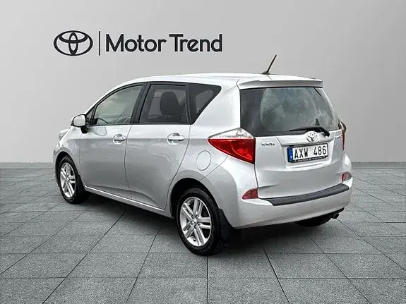 Toyota Verso-S 2012 photo 2