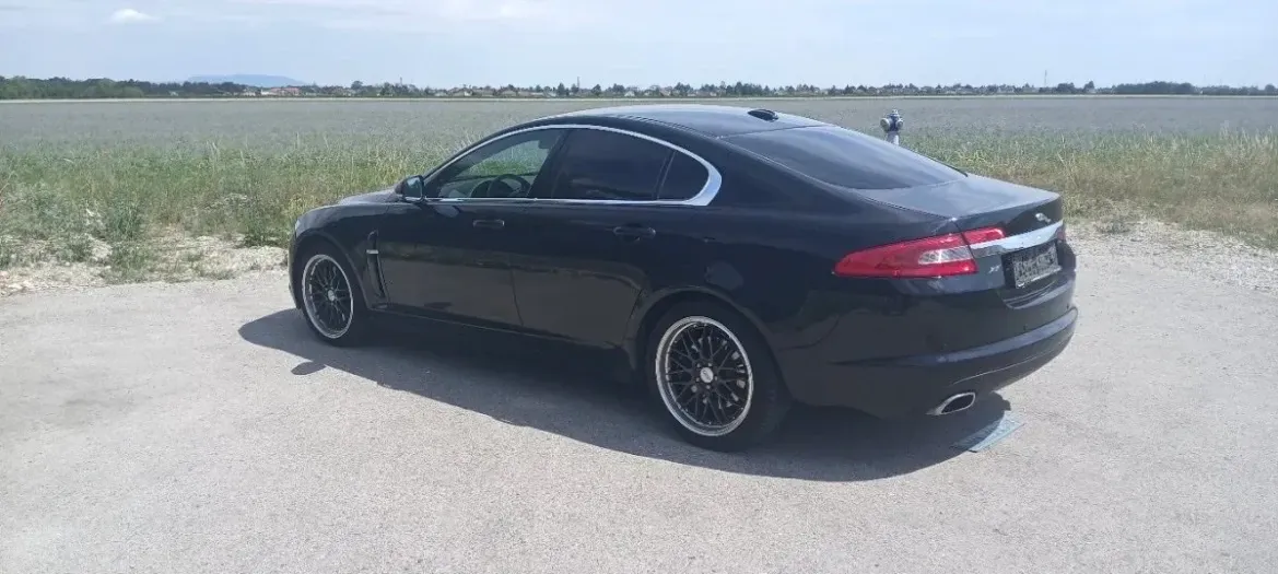 Jaguar Xf 2010 photo 2