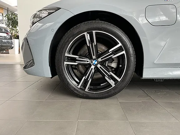 BMW 330E 2025 photo 4