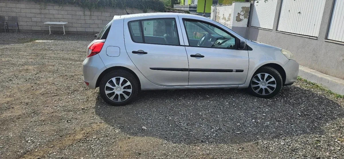 Renault Clio 2011 photo 2