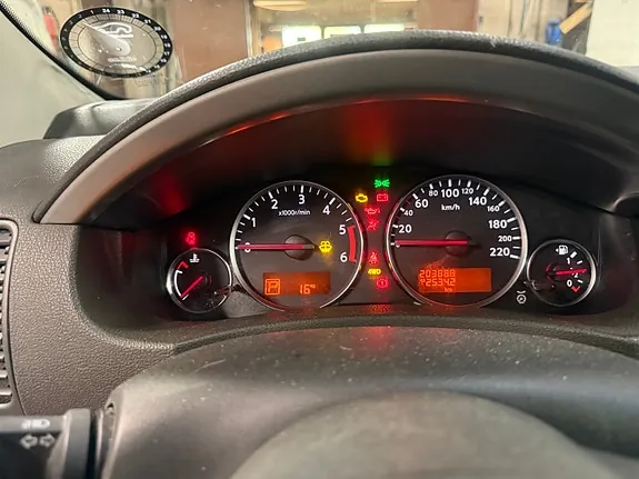 Nissan Navara 2011 photo 2