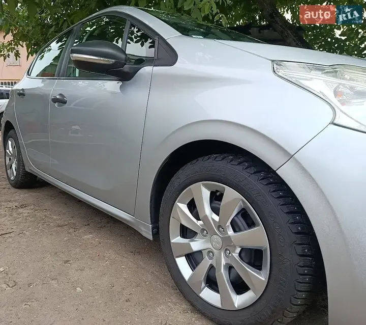 Peugeot 208 2014 photo 3
