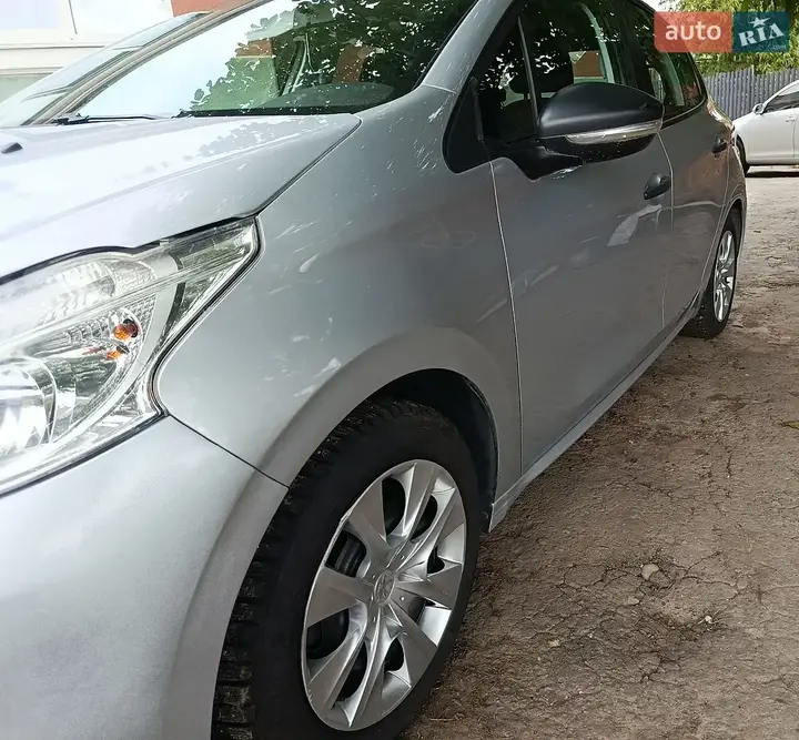 Peugeot 208 2014 photo 2